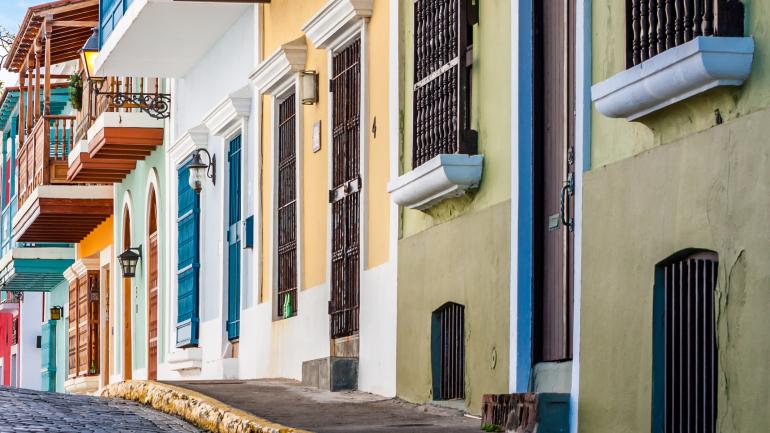 沿街而立的殖民地建筑和彩色房屋
