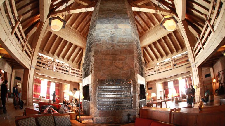 林線山屋大廳的壁爐