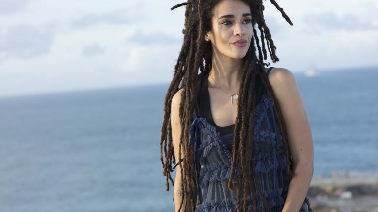 Calma Carmona 在圣胡安户外闲逛，寻找灵感