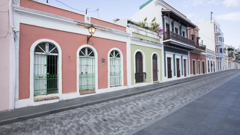 圣胡安老城鹅卵石街道上的一排彩色建筑