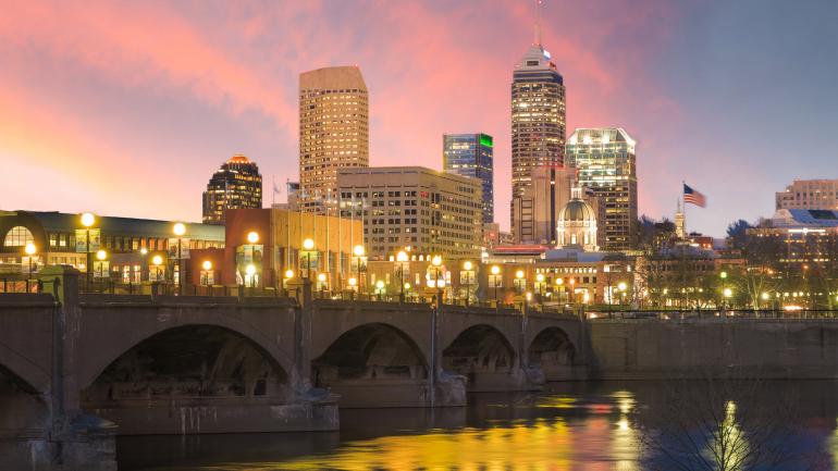 暮色下的怀特河和印第安纳波利斯天际线美景