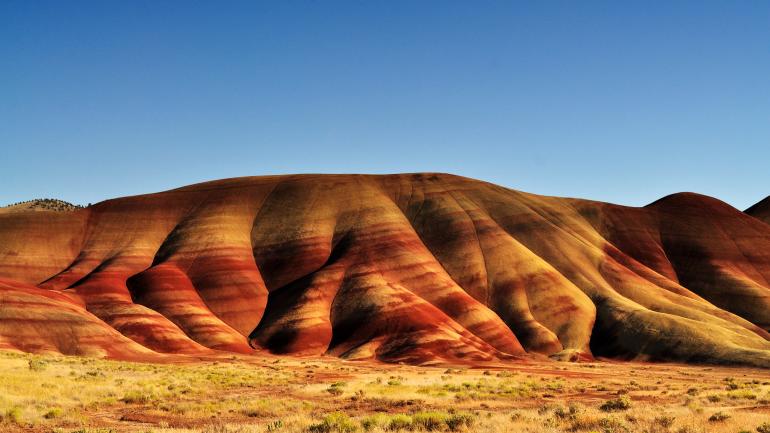 午後陽光下的彩繪山景色