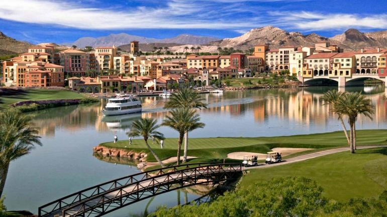 拉斯维加斯湖畔的风景绿地和度假村景观