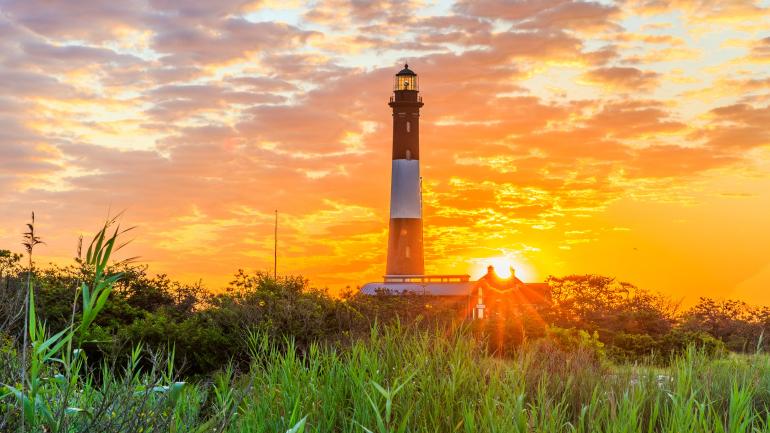 火烧岛灯塔上的夏日夕阳
