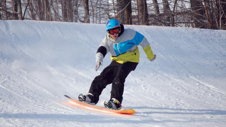 在假日谷度假村附近体验单板滑雪