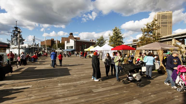 一群人参加在纽约州水牛城运河上举办的节日