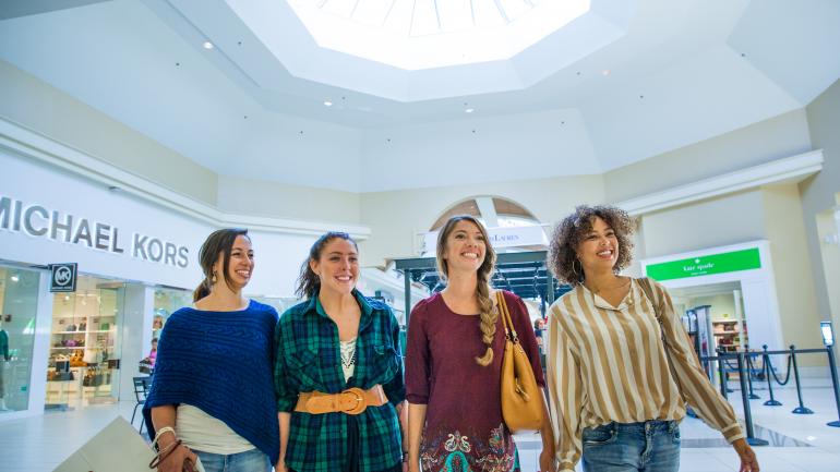 在尼亚加拉瀑布城时尚奥特莱斯购物中心选购品牌商品