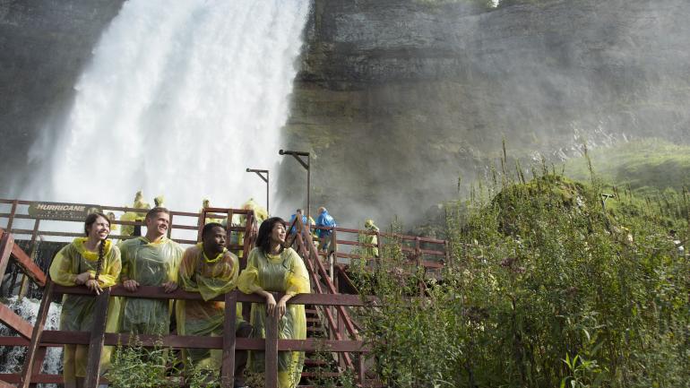 一群朋友在新娘面纱瀑布旁尽情玩乐