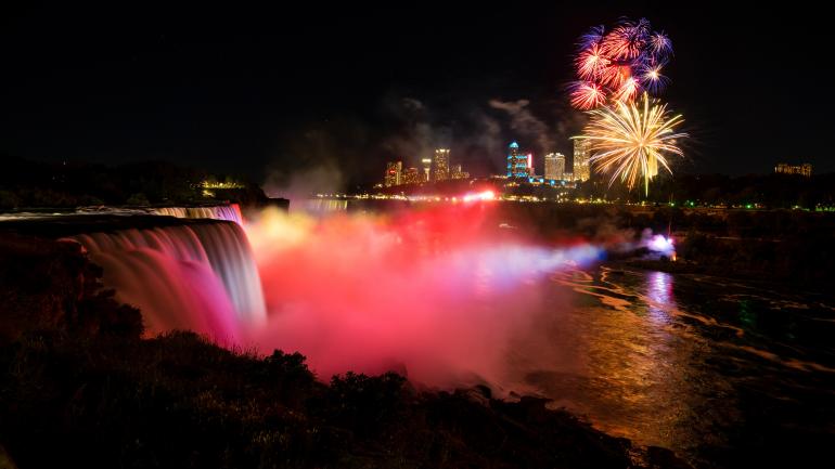 每年 5 月至 9 月之间会举办无比壮观的尼亚加拉大瀑布烟花表演