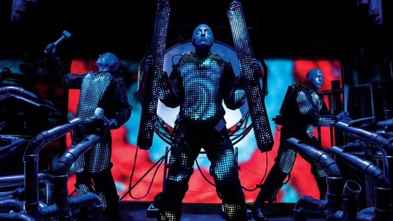 观看蓝人乐团表演，50,000 伏电压为您带来视觉盛宴