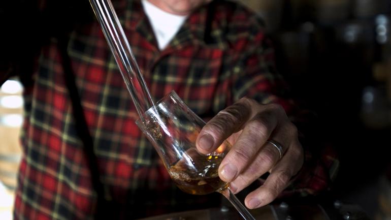 在纽约州的Tuthilltown酿酒厂品尝一杯烈酒