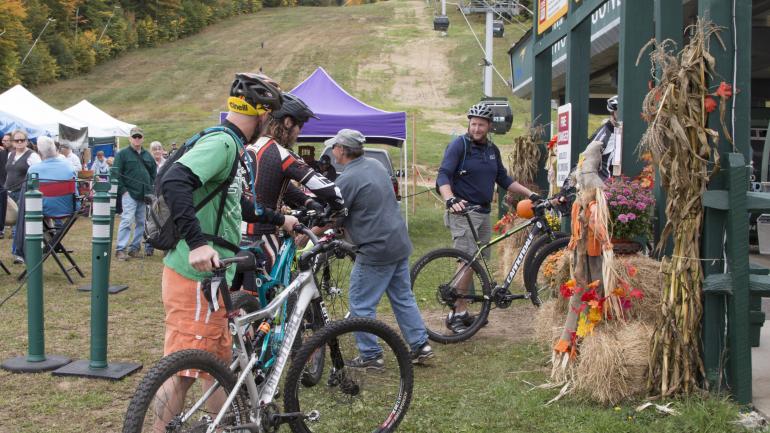 准备好高尔山极限骑行的骑手们
