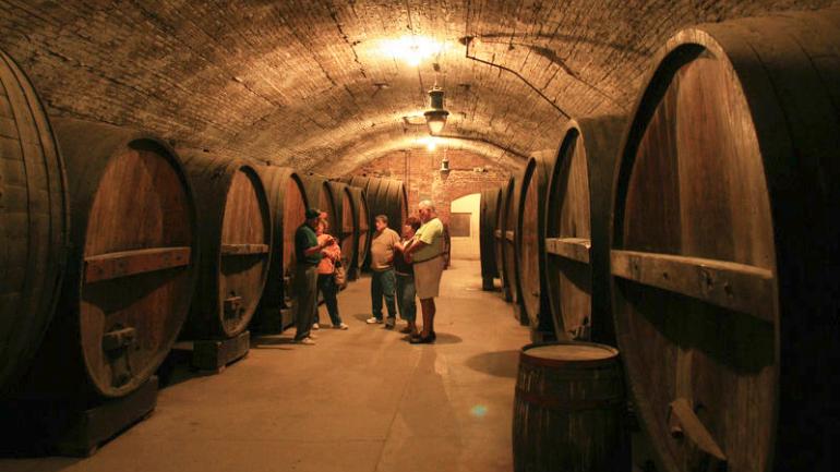 参观纽约州Brotherhood Winery的地下酒窖