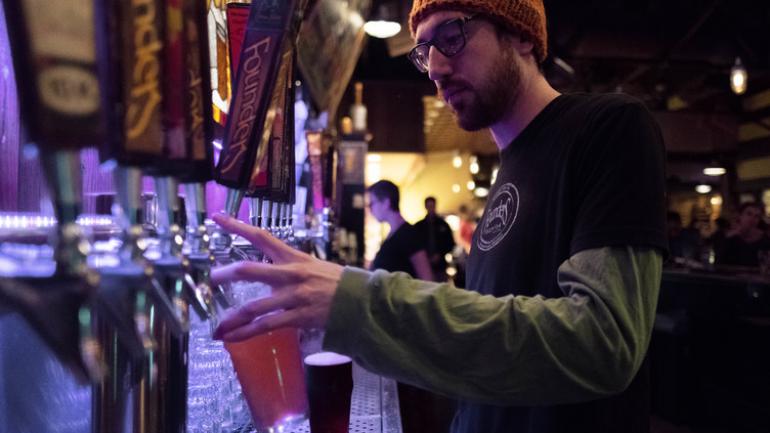 密西根州大急流城的调酒师