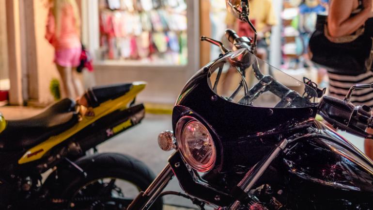 在佛罗里达州基韦斯特的城镇骑行