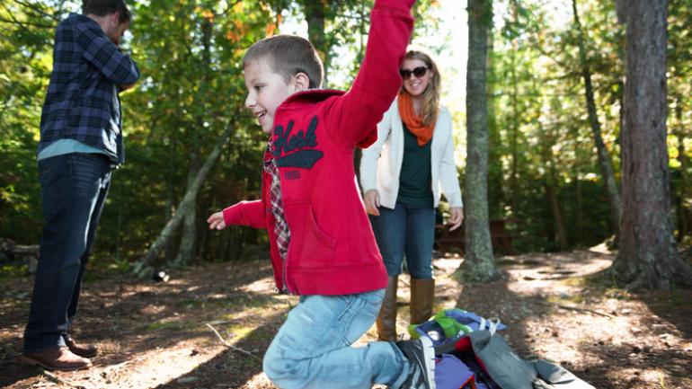 孩子们在 Mesabi Trail 小径旁嬉戏玩耍