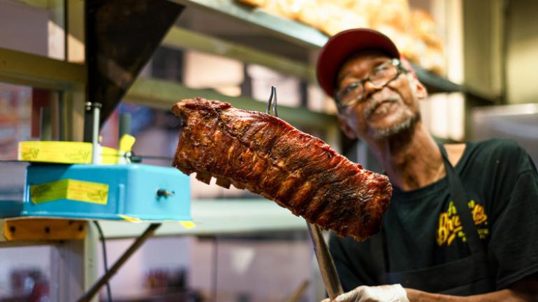 在 Arthur Bryant's 餐厅内烹制肉类美食 在 Arthur Bryant's 餐厅内烹制肉类美食