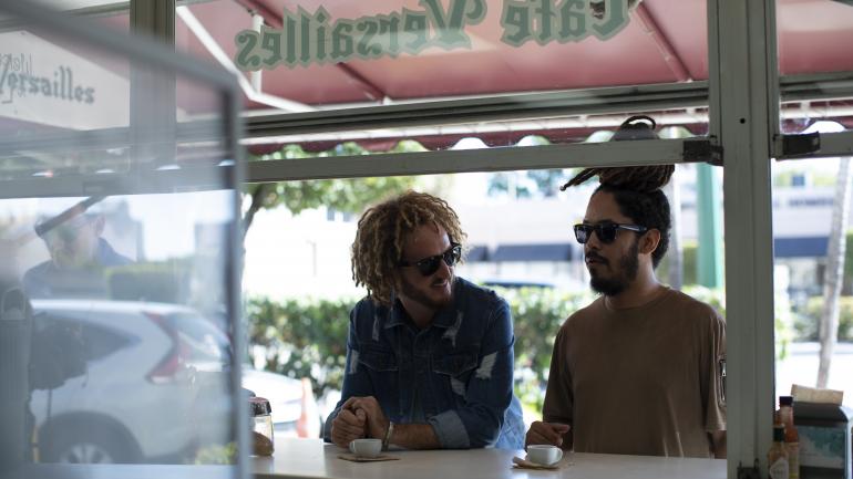 在 Versailles 餐厅的外带窗口点杯咖啡细细品尝