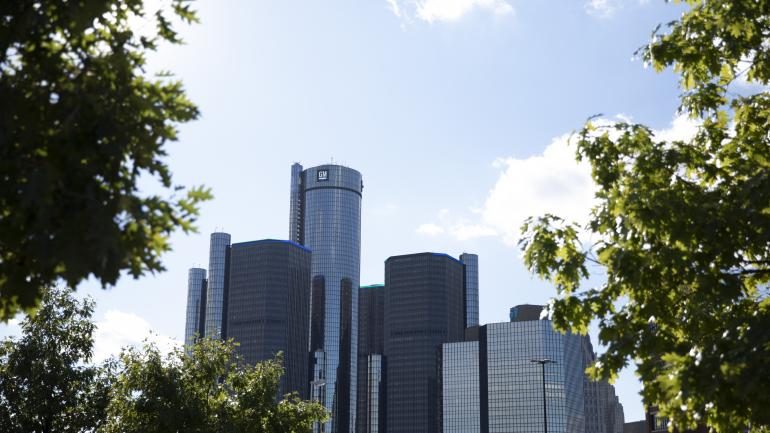 在城市公园欣赏底特律天际线的美丽风光