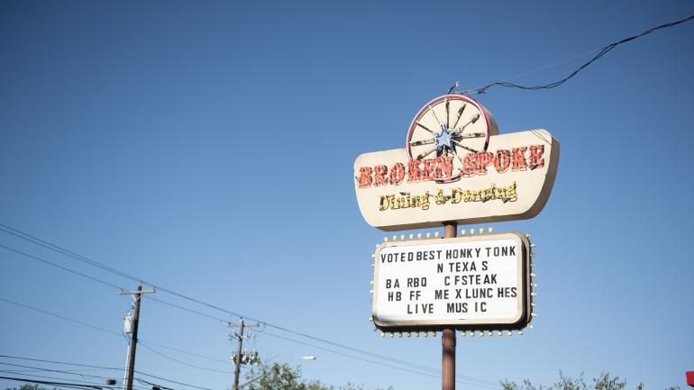 奥斯汀一家传奇小酒馆 Broken Spoke 的标志性霓虹灯招牌