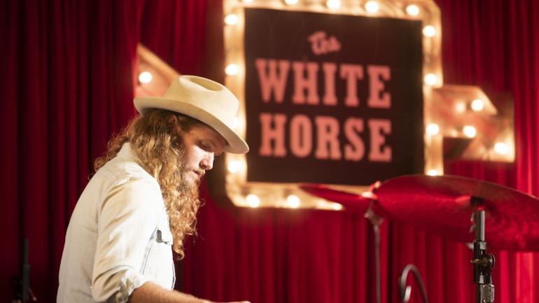 当地小酒馆 The White Horse 的现场演出