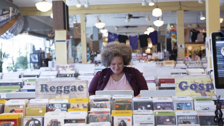 Lady Lark 在 Electric Fetus 唱片店浏览各类音乐作品