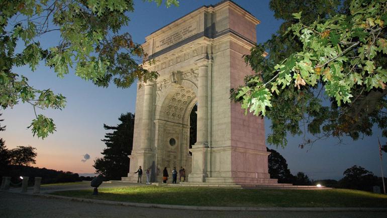 Der Valley Forge National Historical Park in Pennsylvania bei Nacht