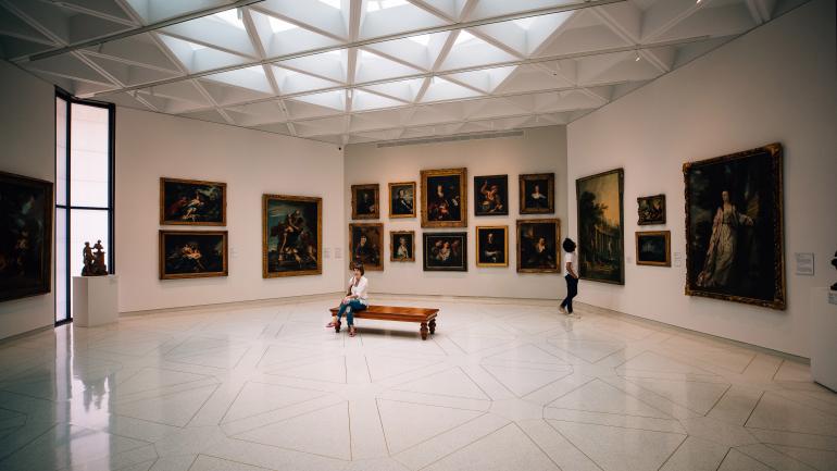 参观浏览庞赛艺术博物馆的展厅