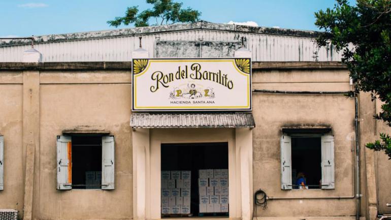圣安娜庄园的 Ron del Barrilito 酿酒厂外