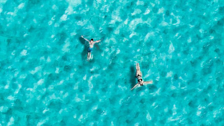 在拉帕尔格拉享受轻松的日间漂浮