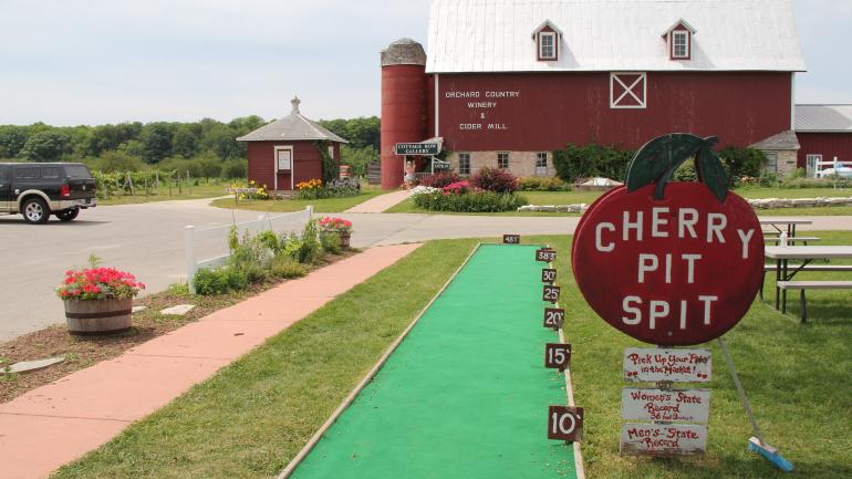 Lautenbach’s Orchard Country Winery & Market 酒庄农场的吐樱桃核大赛