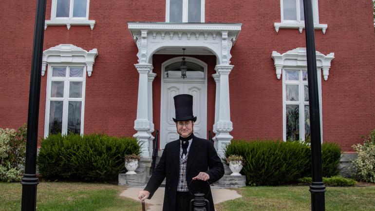 跟随乔装打扮的导游开启普拉茨堡寻鬼之旅