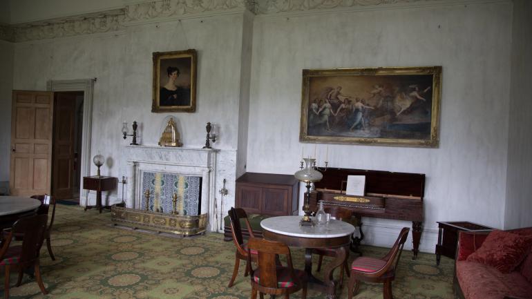 海德庄园满是古董的房间，据说常有鬼魂出没