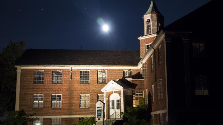 罗尔山收容所上空闪耀的一轮圆月