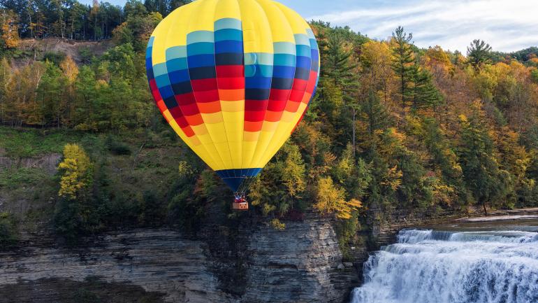 Une montgolfière originale survole les Middle Falls de la rivière Genesee