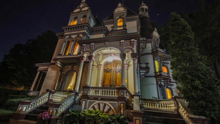 巴彻勒大厦酒店，萨拉托加鬼屋冒险之旅的其中一站