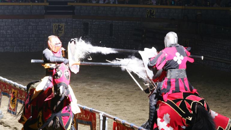 中世纪餐厅剧场晚宴表演的马上长矛比武