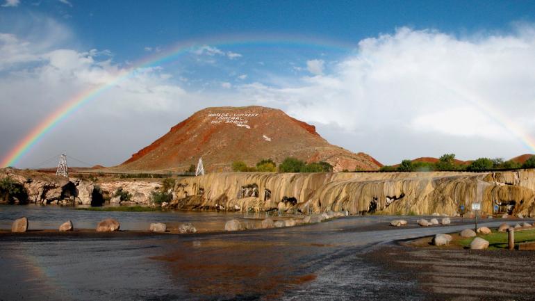 从温泉州立公园欣赏到的纪念碑山迷人美景
