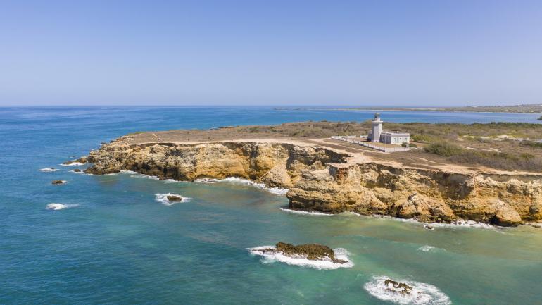 波多黎各西部卡沃罗霍灯塔的鸟瞰图