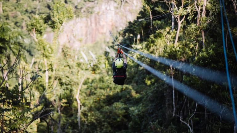 波多黎各奥罗科维斯镇 Toro Verde 探险公园的高空滑索