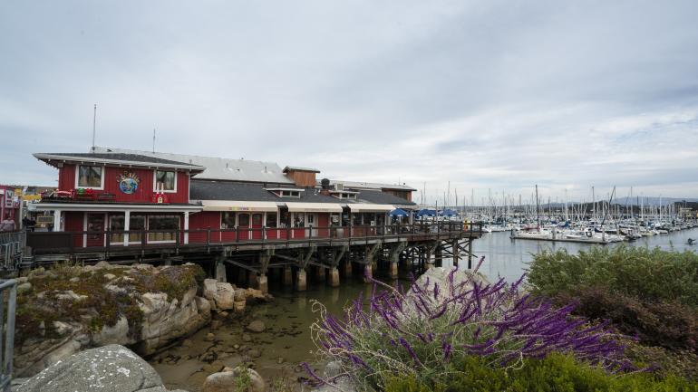 Farbenfrohe Hafengebäude am Old Fisherman’s Wharf