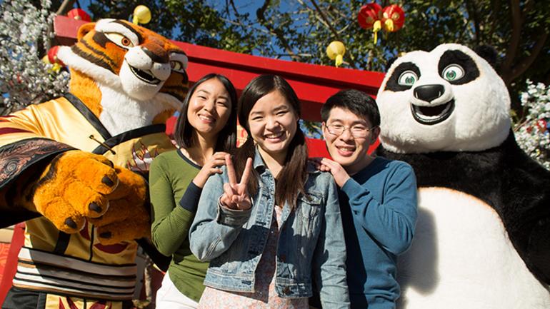 在公园的农历新年活动中与喜欢的角色合影