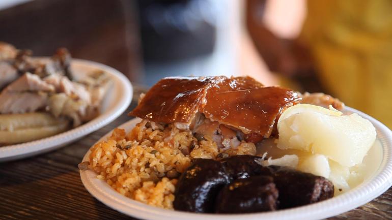 猪肉高速公路旁一家餐厅的现烤乳猪和传统配菜