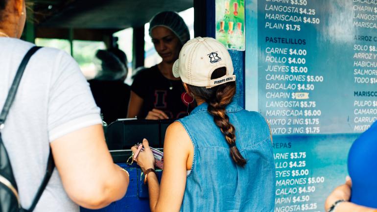 从 Piñones 的街头美食摊位点份美食