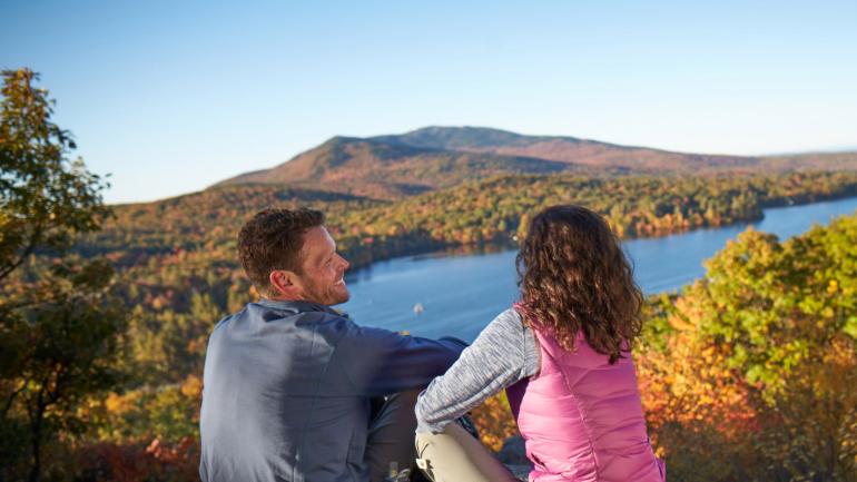 在新罕布什尔州莫纳德诺克山欣赏秋日落叶景色