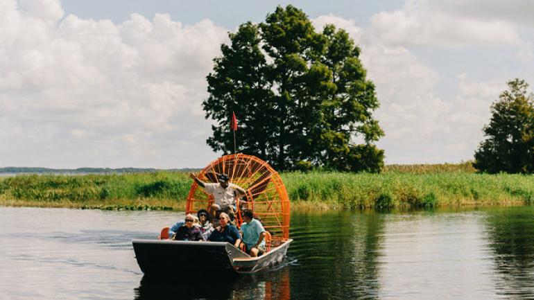 Paseo por pantanos similares a los Everglades con Boggy Creek Airboat Adventures