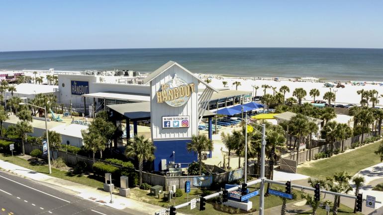 Destino de entretenimiento frente a la playa, The Hangout, un lugar popular para disfrutar de comida, música y eventos