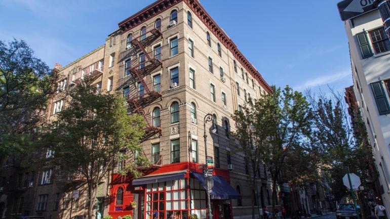 格林威治村 Grove 街和 Bedford 街拐角处的建筑外观——该建筑就是《老友记》中的公寓楼 格林威治村 Grove 街和 Bedford 街拐角处的建筑外观——该建筑就是《老友记》中的公寓楼