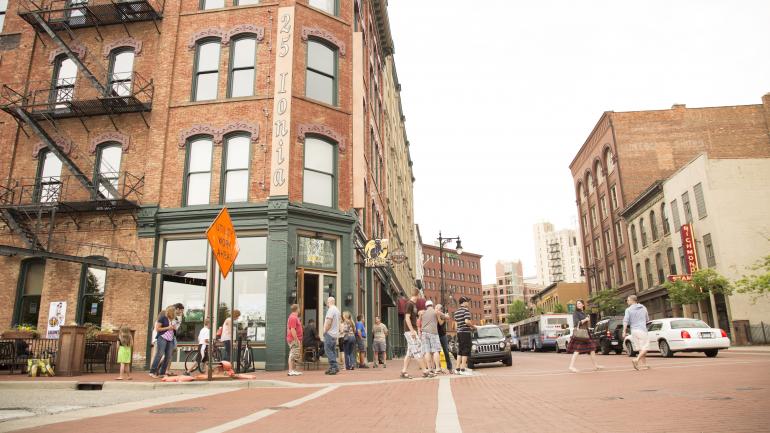 양조장과 레스토랑으로 유명한 다운타운의 인기 명소, 아이오니아 애비뉴