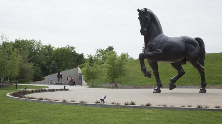 프레더릭 마이어 정원 및 조각공원에 전시된 니나 아카무의 ‘미국의 말’
